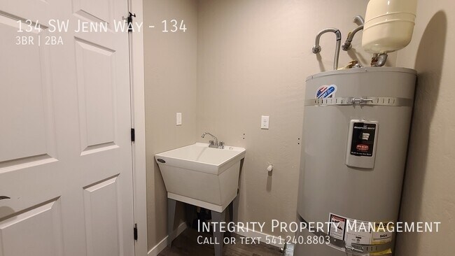 Building Photo - 134 SW Jenn Way