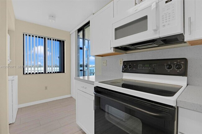 Building Photo - 15545 Miami Lakeway N