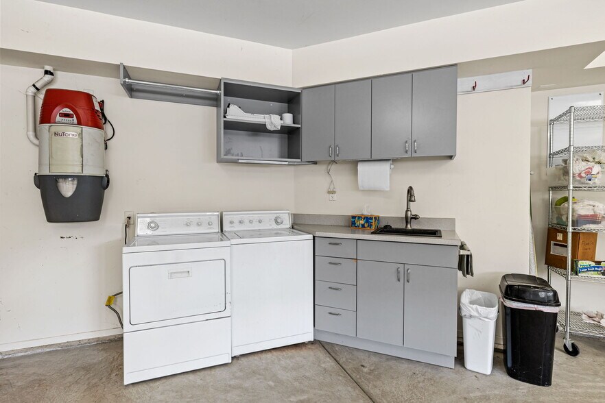 Building Photo - 521 24th Pl