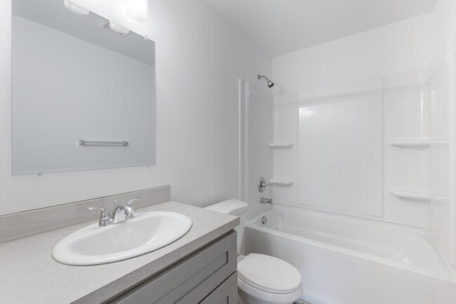 Building Photo - TWO BEDROOM ONE BATH APARTMENT IN LONGVIEW