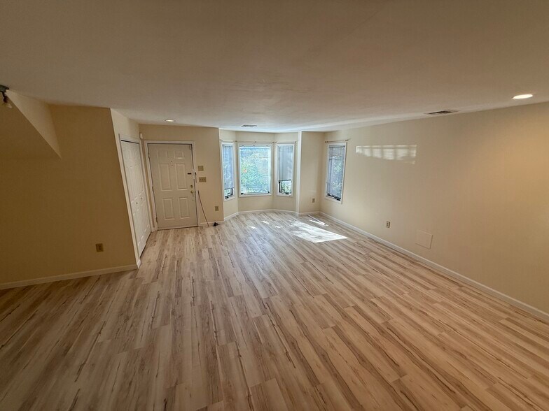 Building Photo - 304 Saint Michaels Walk