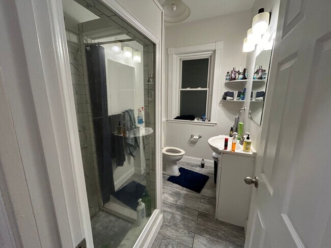 Building Photo - 9/1/25 Spacious two-level 3BR/2BA near Pac...