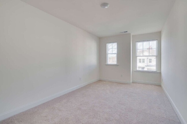 Building Photo - 3-Bed Townhouse in Franklinton with Update...