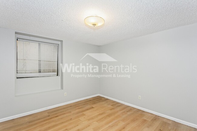 Building Photo - 3 bedroom 2 bathroom home