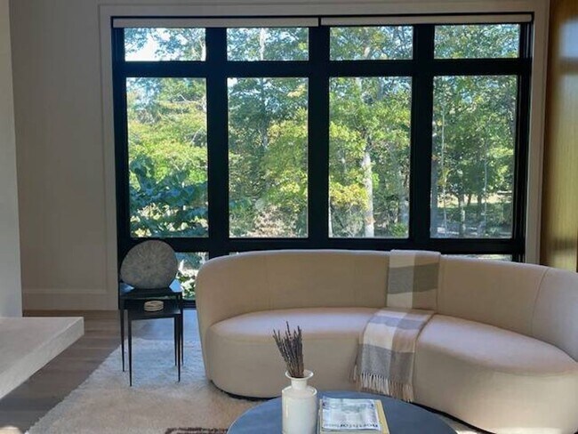 Building Photo - 9 Willow Pond Rd