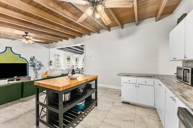 Building Photo - 3101 SW 16th St