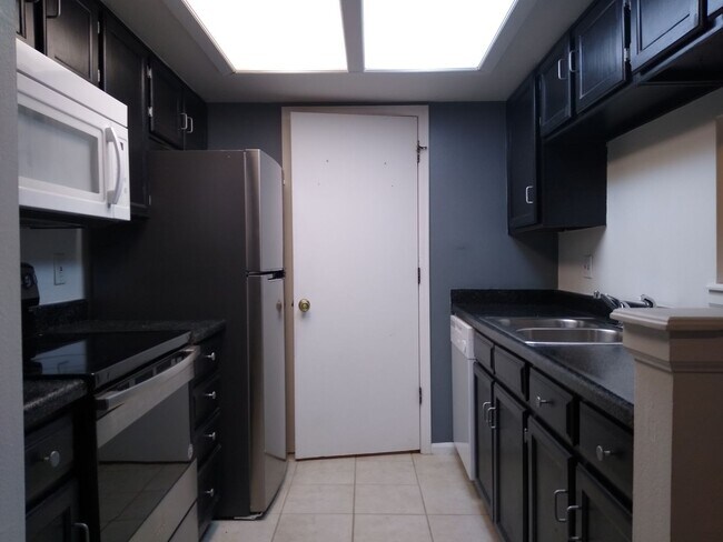 Building Photo - Awesome 2 Bedroom 2 Bath Condo w/ Garage P...