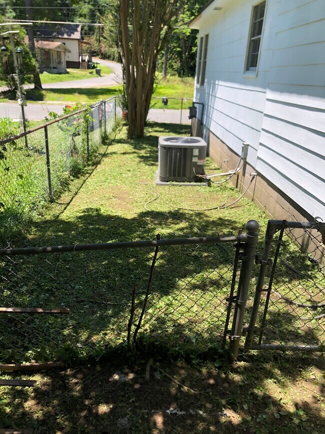 Building Photo - 404 Holly St