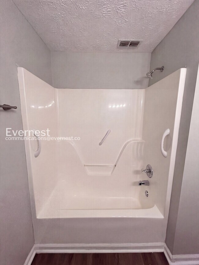 Building Photo - 2836 Roscommon Dr