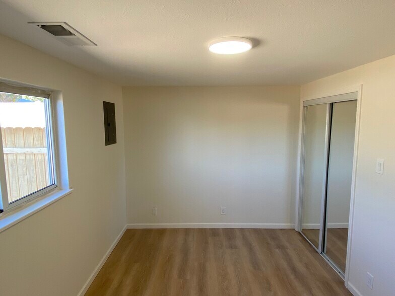 Building Photo - 11113 Haines Ave NE