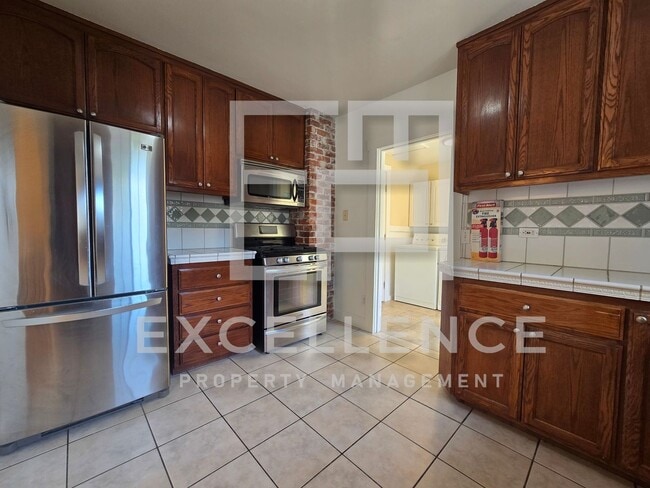 Building Photo - 4/2 House With Fireplace, Pets, Real Hardw...