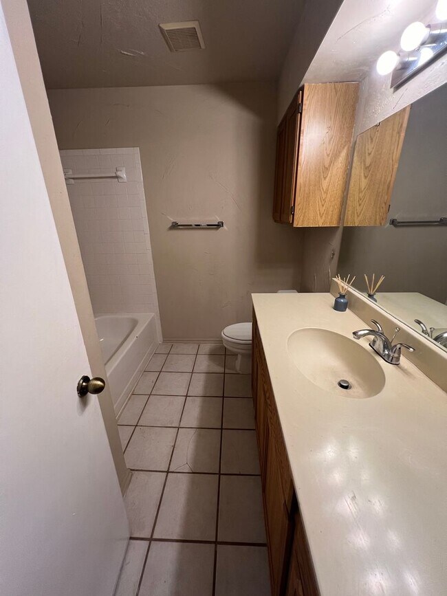 Building Photo - 2 bed/2 bath condo near the OU Campus