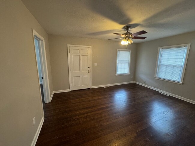 Building Photo - Newly updated 3 bedroom 1 bath with hardwo...