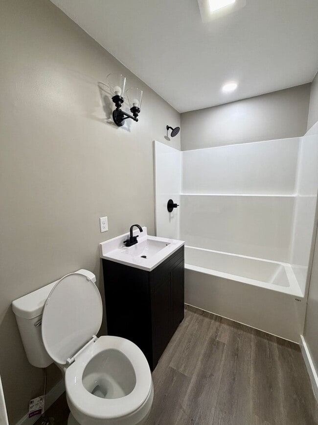 Building Photo - LARGE 4 BEDROOM ALL REMODELED