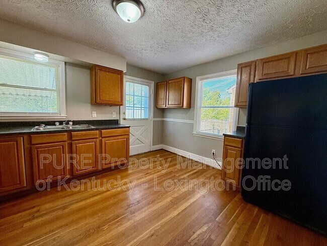 Building Photo - 829 Darley Dr