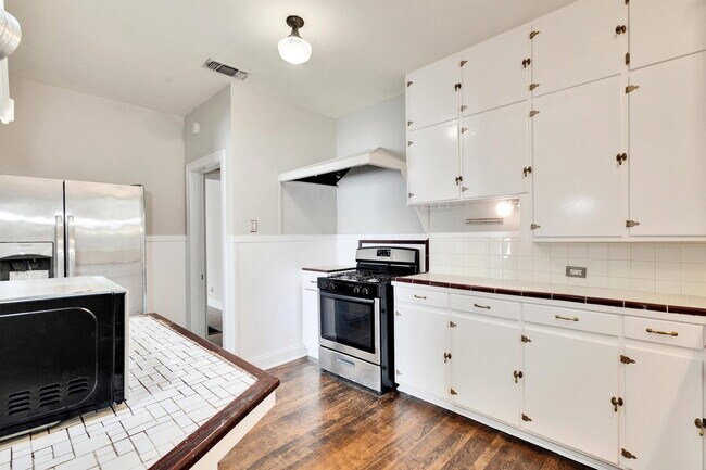 Building Photo - 1511 W 30th St