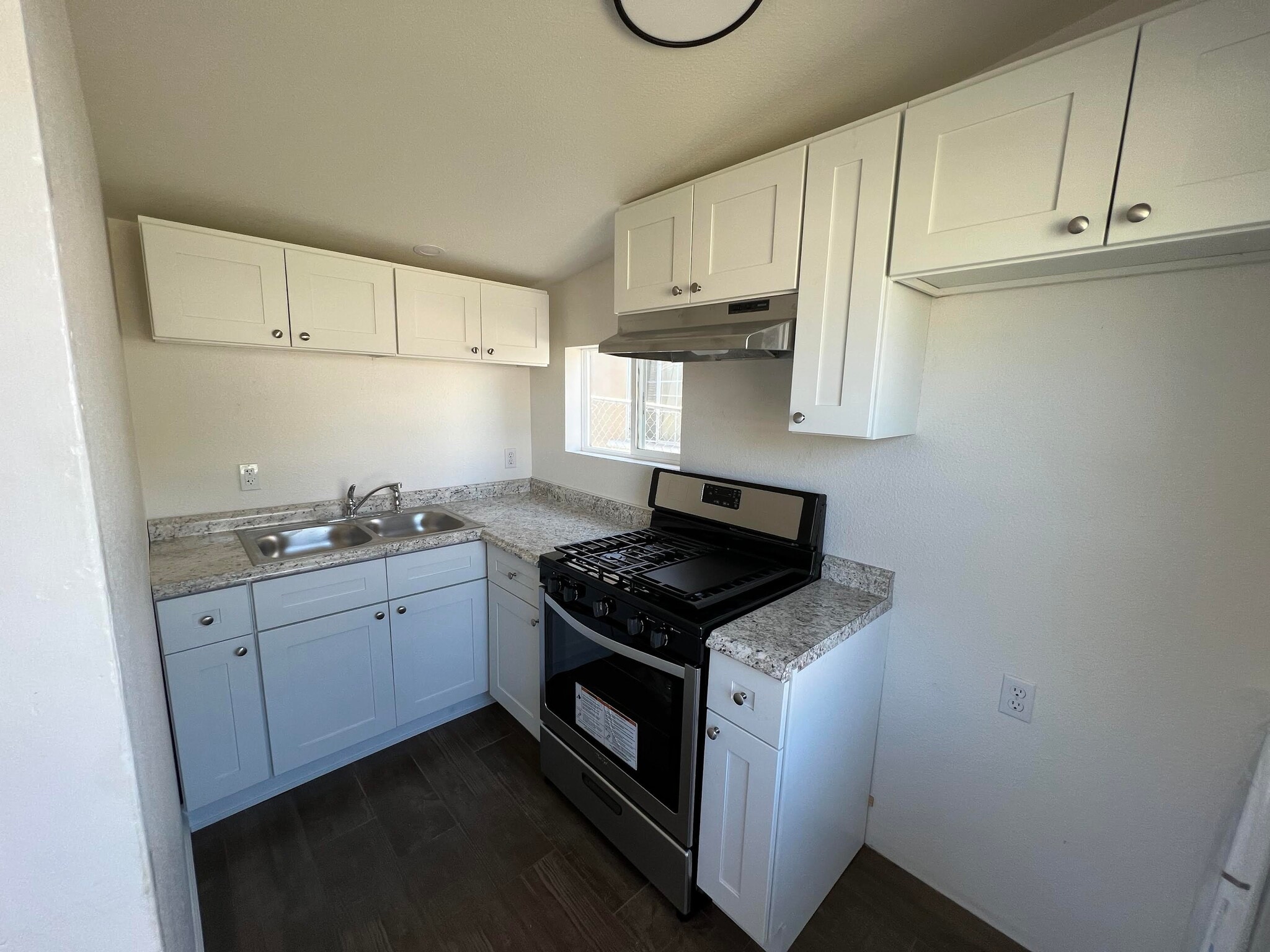 Building Photo - 334 S 8th St