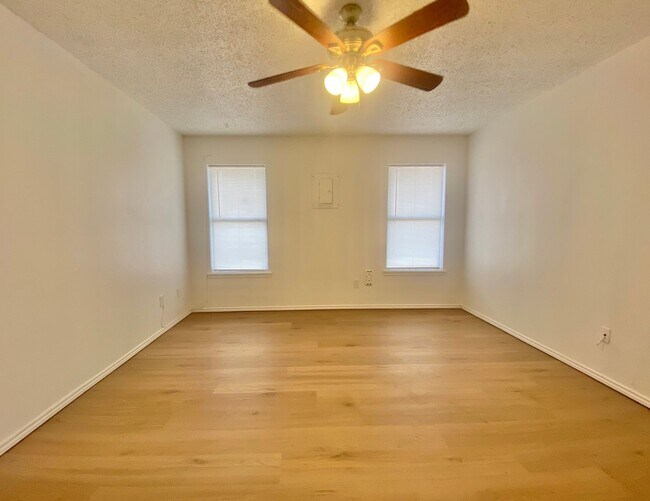 Building Photo - 3 bed 1 bath now available in southeast Lubbock