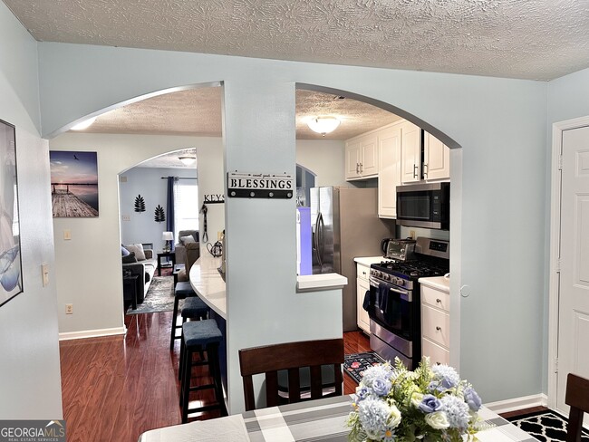 Building Photo - 3353 Medina Dr