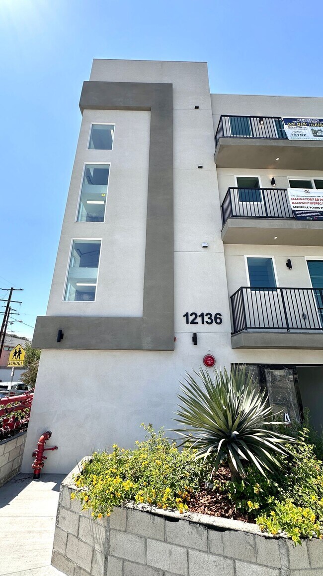 Building Photo - Penthouse 1-Bedroom with Views and Upscale...