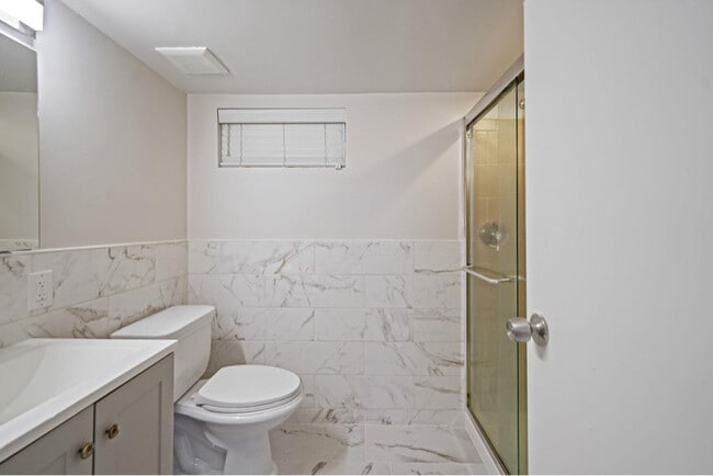 Building Photo - 722 N Ascan St