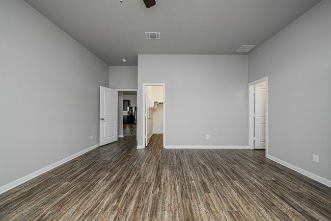 Building Photo - 521 Fallbrook Dr