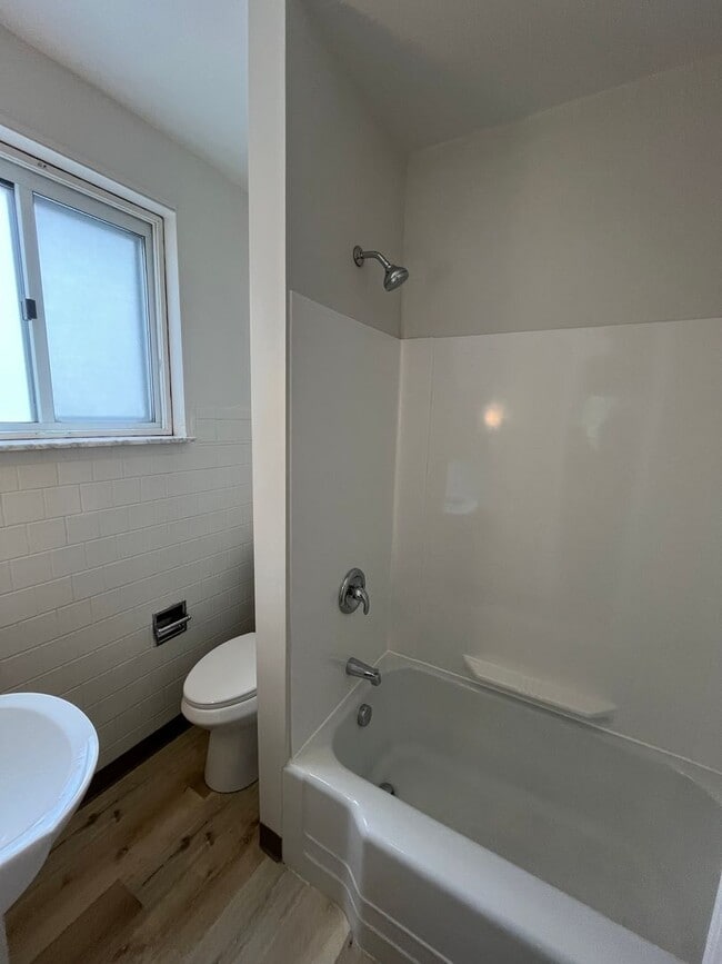 Building Photo - Large 2 Bed, 1 Bath Home, with Office/Bonus Room! Available Now!