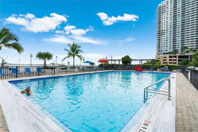 Building Photo - 825 Brickell Bay Dr