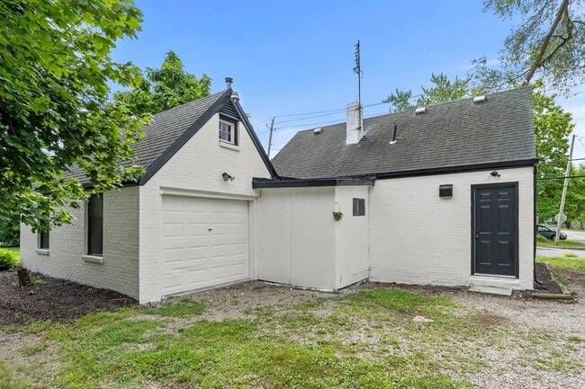 Building Photo - 2 BEDROOM HOME!