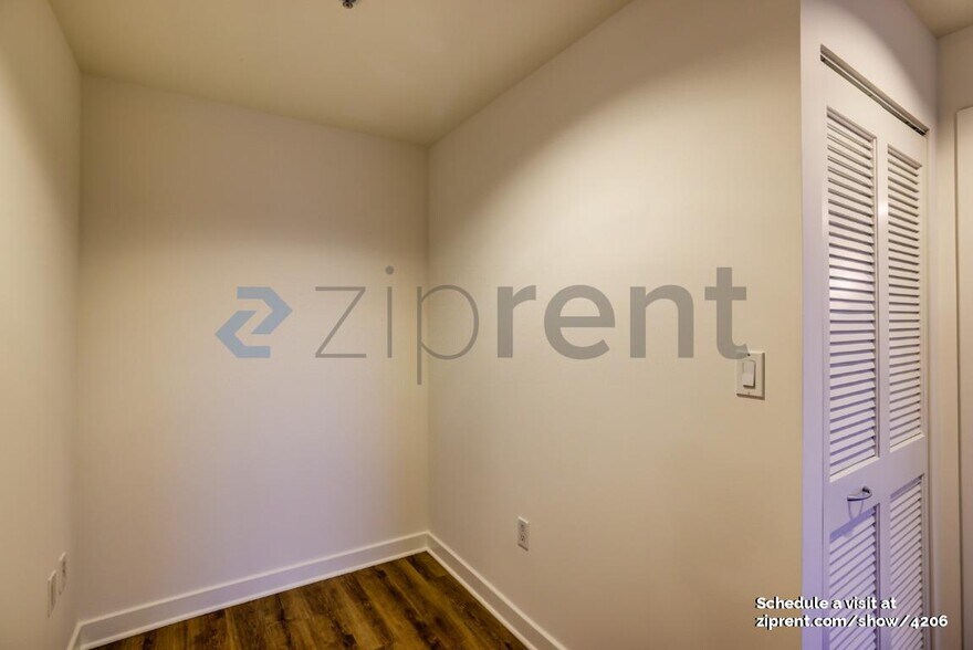 Building Photo - 260 King St