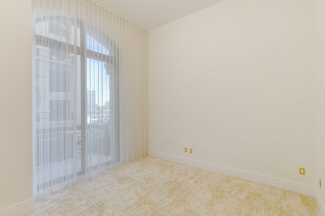Building Photo - 701 S Olive Ave