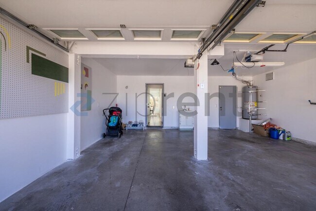 Building Photo - Unit