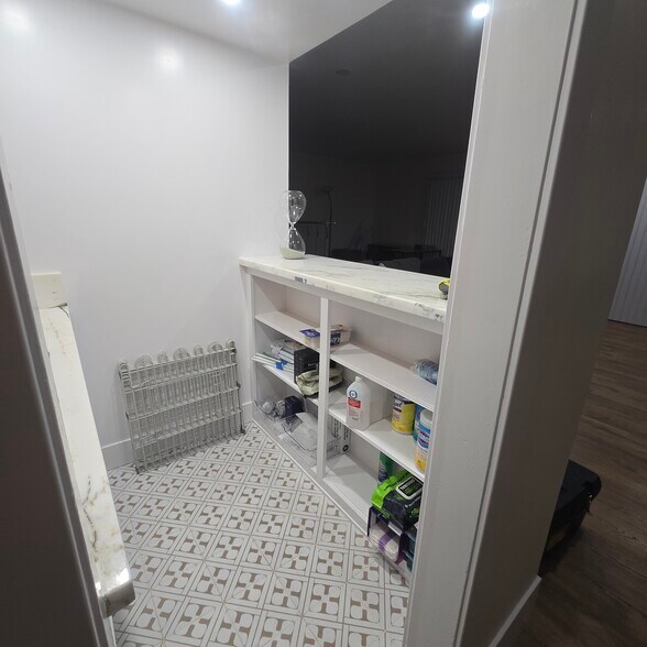 Wet bar - 916 S Sherbourne Dr