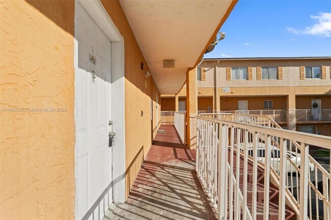 Building Photo - 6255 SW Kendale Lakes Cir