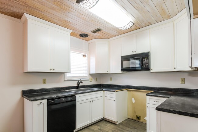 Building Photo - 3768 Stonehill Dr