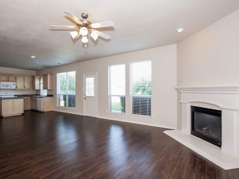 Building Photo - 12716 Chattaroy Ln