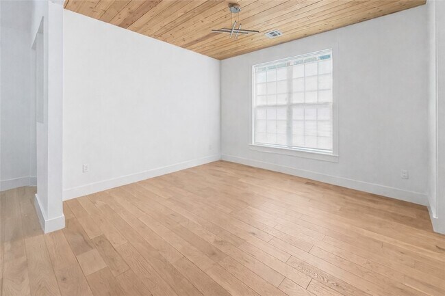 Building Photo - 110 SE G Ct