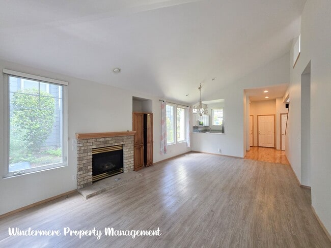 Building Photo - Bright and Spacious, Conveniently located ...
