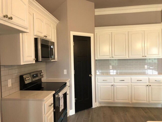 Building Photo - 1540 W Savannah Cir