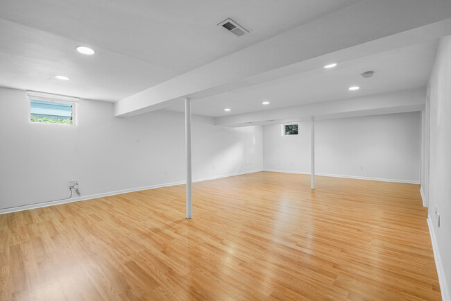 Building Photo - 16 Birch Ln
