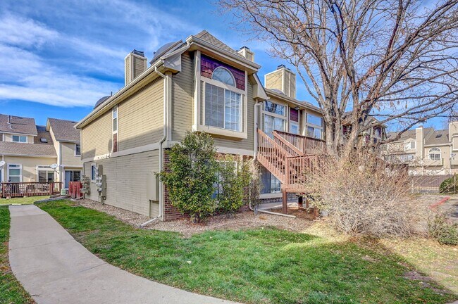 Building Photo - $1,995 - 2 Bed, 2 Bath Lofted Townhome in ...