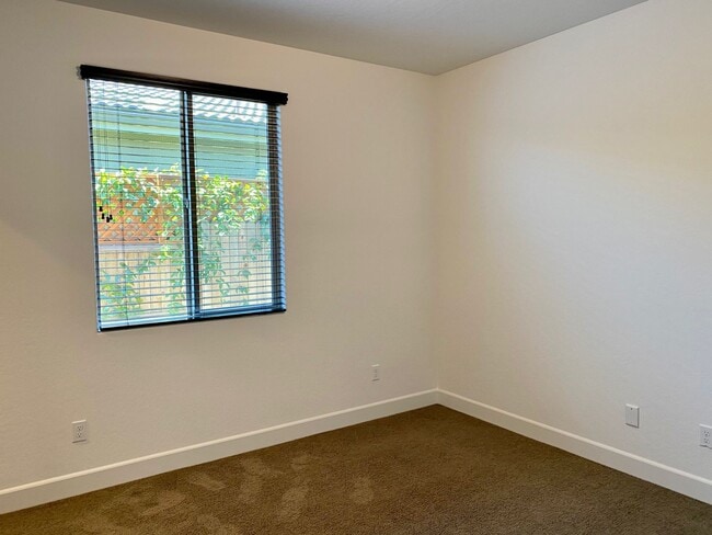 Building Photo - $2,650 Woodside Gated Community 4 Bdrm, So...