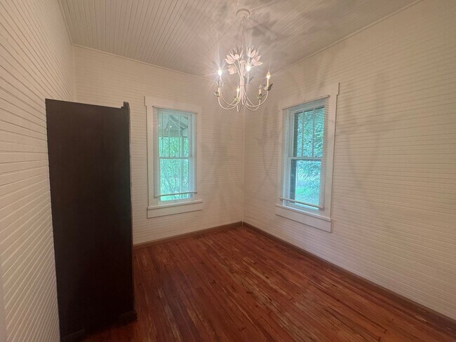 Building Photo - Spacious 3 bedroom