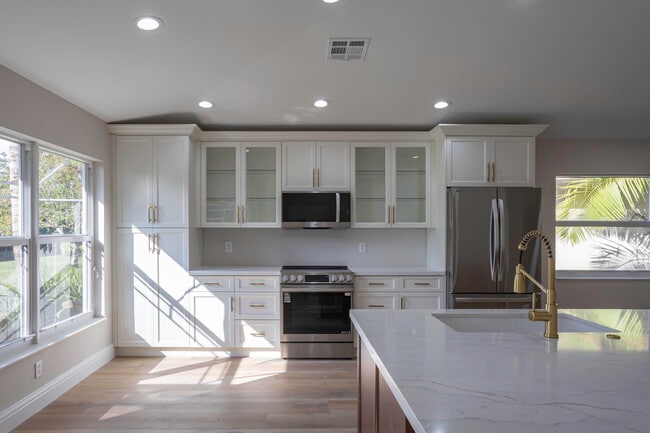 Building Photo - 1605 S Club Dr