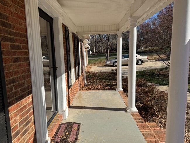 Building Photo - Available to Show