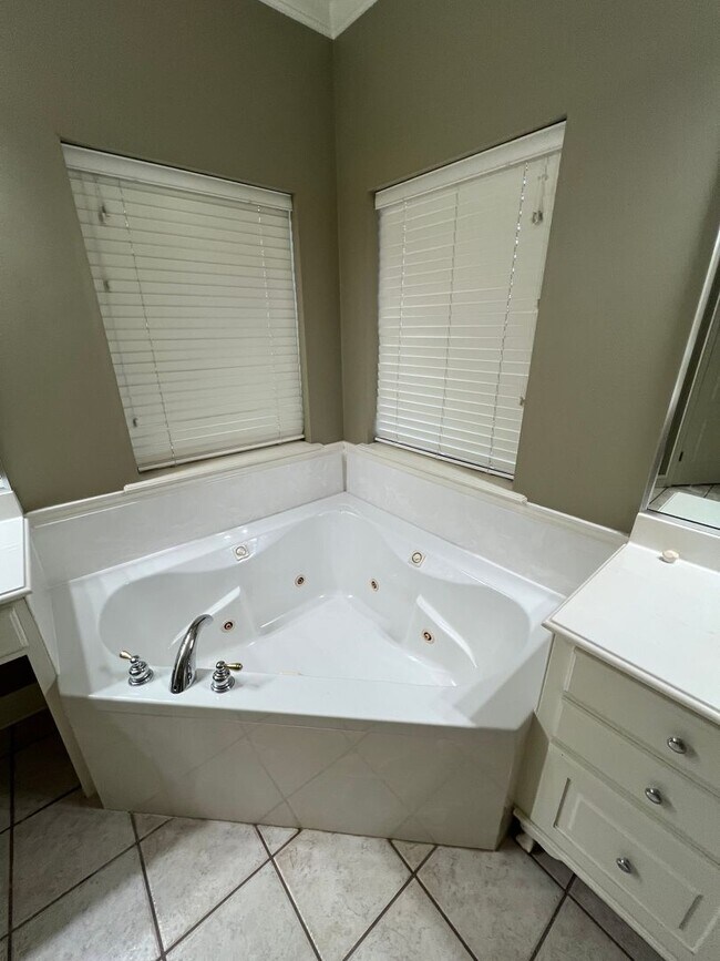 Building Photo - 10513 Plum Creek Dr