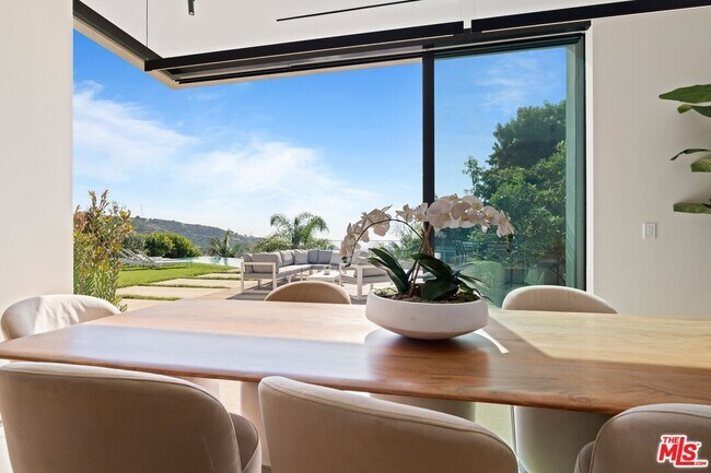 Building Photo - 2501 Banyan Dr
