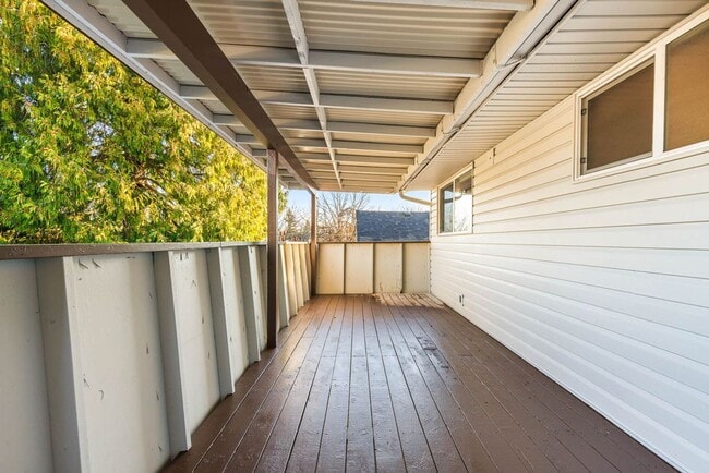 Building Photo - Great Home with Lots of Upgrades in a Great Location!