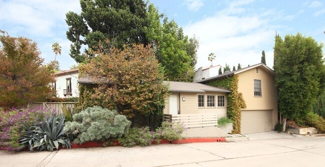 Building Photo - Beachwood Canyon 2b2b Home - Intentional F...