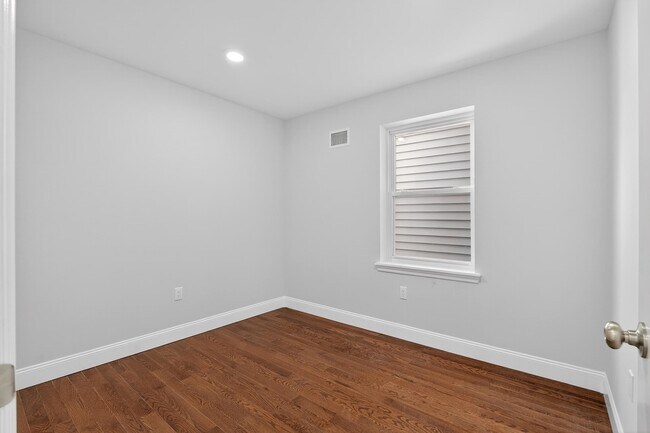 Building Photo - 40 E 5th St